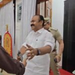 മന്ത്രിമാരുടെ ലിസ്റ്റുമായി വി ഡി സതീശൻ ഗവർണറെ കാണാൻ എത്തി( വീഡിയോ