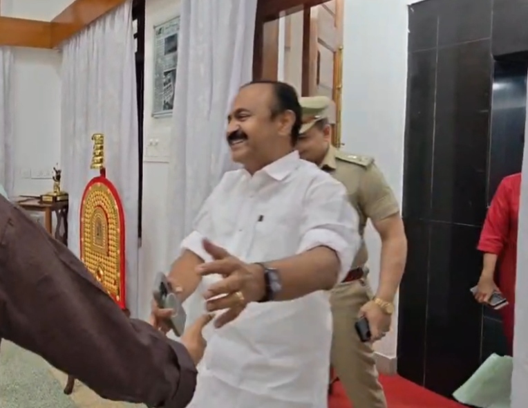 മന്ത്രിമാരുടെ ലിസ്റ്റുമായി വി ഡി സതീശൻ ഗവർണറെ കാണാൻ എത്തി( വീഡിയോ