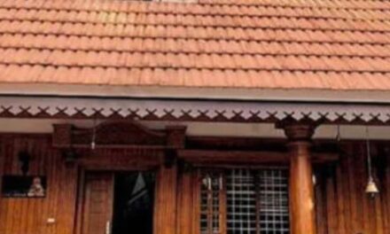 ലാൻഡിങ്ങിൽ വിമാനം താഴ്ന്നു പറന്നു നെടുമ്പാശ്ശേരിയിൽ വീടിൻറെ ഓടുകൾ പറന്നു