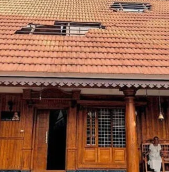 ലാൻഡിങ്ങിൽ വിമാനം താഴ്ന്നു പറന്നു നെടുമ്പാശ്ശേരിയിൽ വീടിൻറെ ഓടുകൾ പറന്നു
