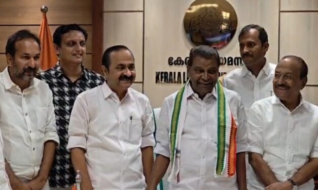 സ്പീക്കർ തിരുവഞ്ചൂർ രാധാകൃഷ്ണൻ ഓഫീസിലെത്തി ചുമതല ഏൽക്കുന്നു ( video )