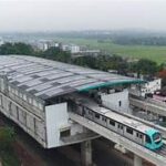 മെട്രോ റെയില്‍  ജോലികള്‍ക്കിടെ  ഇരുമ്പ്  പാളി അടര്‍ന്നു വീണ് അപകടം കാര്‍ ചില്ല് തകര്‍ന്നു