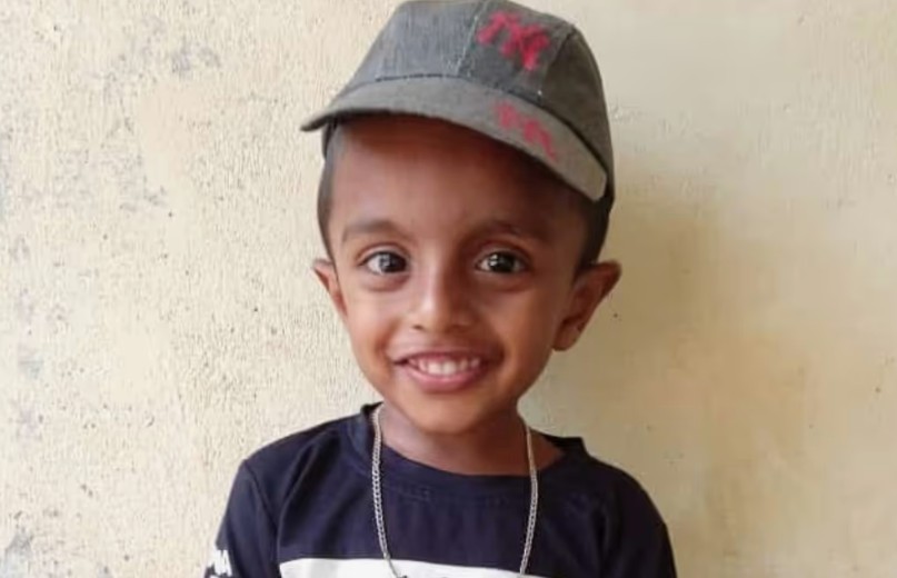 അച്ഛനൊപ്പം യാത്ര ചെയ്യുന്നതിനിടെ പെട്ടി ഓട്ടോയിൽ നിന്ന് തെറിച്ചുവീണ 6വയസ്സുകാരൻ മരിച്ചു