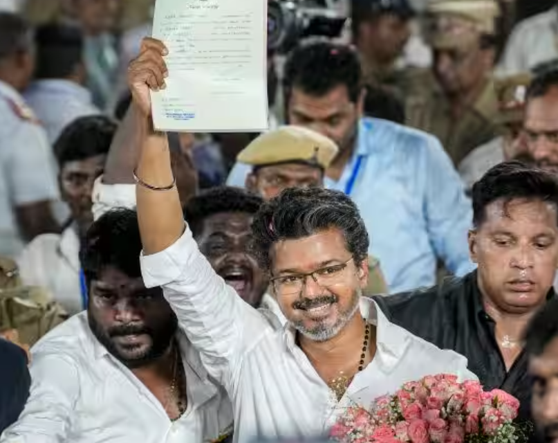 തമിഴ്‌നാട്ടില്‍ സിനിമാ സ്റ്റെല്‍, ഭൂരിപക്ഷം തെളിയിക്കല്‍ കടമ്പ,വിജയ്‌യുടെ ഇസഡ് പ്ലസ് സുരക്ഷയും പിന്‍വലിച്ചു