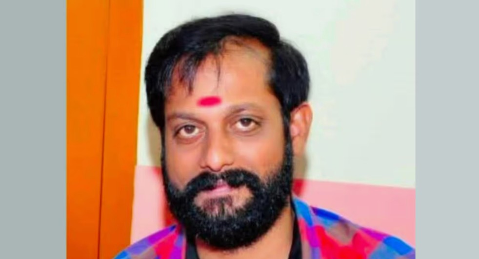 ഭാര്യ പല തവണ ഫോണിൽ വിളിച്ചിട്ടും കോൾ എടുത്തില്ല,  ഒടുവിൽ കടയുടെ പരിസരത്ത് അമ്പതുകാരനെ മരിച്ച നിലയിൽ കണ്ടെത്തി
