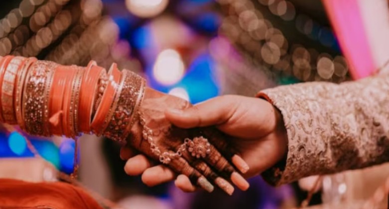 ചടങ്ങിനിടെ വരൻ നില തെറ്റി വീണു; മെഡിക്കല്‍ റിപ്പോര്‍ട്ട് ആവശ്യപ്പെട്ട് വധു,വിവാഹത്തില്‍ നിന്ന് പിന്മാറി