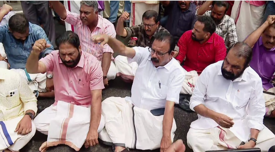 ‘പിണറായി വിജയൻ്റെ വീട്ടിലെ ഇഡി റെയ്ഡ് രാഷ്ട്രീയ പകപോക്കൽ, അച്ഛനായി എന്നതിന്റെ പേരിൽ പിണറായിക്കെതിരെ കേസെടുക്കാനാകില്ല’; പിണറായി വിജയന്‍റെ തിരുവനന്തപുരത്തെ വീടിന് മുന്നില്‍ വന്‍ സംഘര്‍ഷം