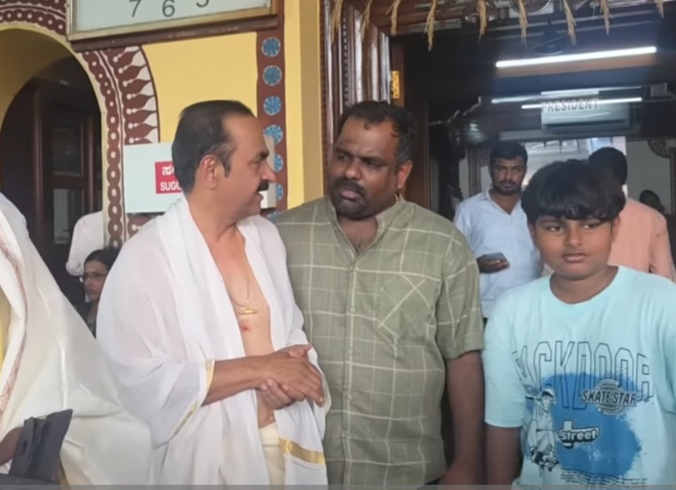 ഫലം വരും മുമ്പ്കൊല്ലൂരിലെത്തി ഇഷ്ട ദേവതയെ തൊഴുത് സതീശൻ
