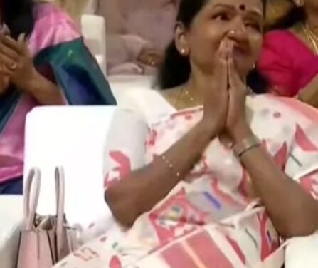മാതൃദിനത്തിൽ മകൻ മുഖ്യമന്ത്രി കസേരയിൽ, കൺകുളിർക്കെ ചരിത്രം നിമിഷം കണ്ട് വിജയ്‌യുടെ അമ്മ ശോഭ