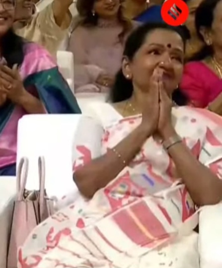 മാതൃദിനത്തിൽ മകൻ മുഖ്യമന്ത്രി കസേരയിൽ, കൺകുളിർക്കെ ചരിത്രം നിമിഷം കണ്ട് വിജയ്‌യുടെ അമ്മ ശോഭ