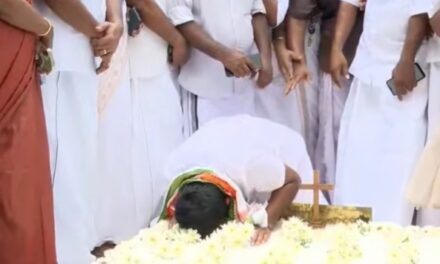 അപ്പയുടെ കല്ലറയിൽ പ്രാർത്ഥിച്ചു വികാരാധീനനായി ചാണ്ടി ഉമ്മൻ