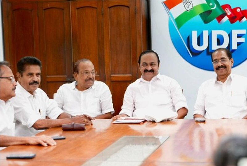 രമേശിനെയും കെ.സി യെയും ചേർത്തുപിടിച്ച് സതീശൻ , ചാണ്ടി ഉമ്മനും മന്ത്രിസഭയിലേക്ക് എന്നു സൂചന
