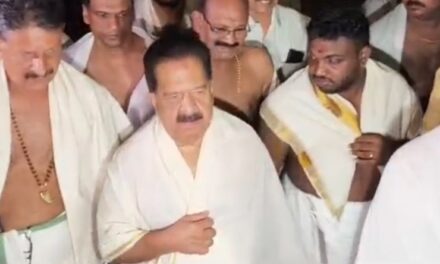 മലയാളമാസം ഒന്നിന് ഗുരുവായൂരപ്പനെ തൊഴുത് രമേശ് ചെന്നിത്തല, കെ. മുരളീധരന്‍, രാജ്‌മോഹന്‍ ഉണ്ണിത്താന്‍, വിഡി സതീശന് ആശംസ നേര്‍ന്ന് ചെന്നിത്തല