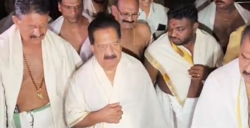 മലയാളമാസം ഒന്നിന് ഗുരുവായൂരപ്പനെ തൊഴുത് രമേശ് ചെന്നിത്തല, കെ. മുരളീധരന്‍, രാജ്‌മോഹന്‍ ഉണ്ണിത്താന്‍, വിഡി സതീശന് ആശംസ നേര്‍ന്ന് ചെന്നിത്തല