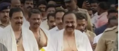 ഗുരുവായൂരപ്പനെ തൊഴുത് തുലാഭാരം നടത്തി മുഖ്യമന്ത്രി