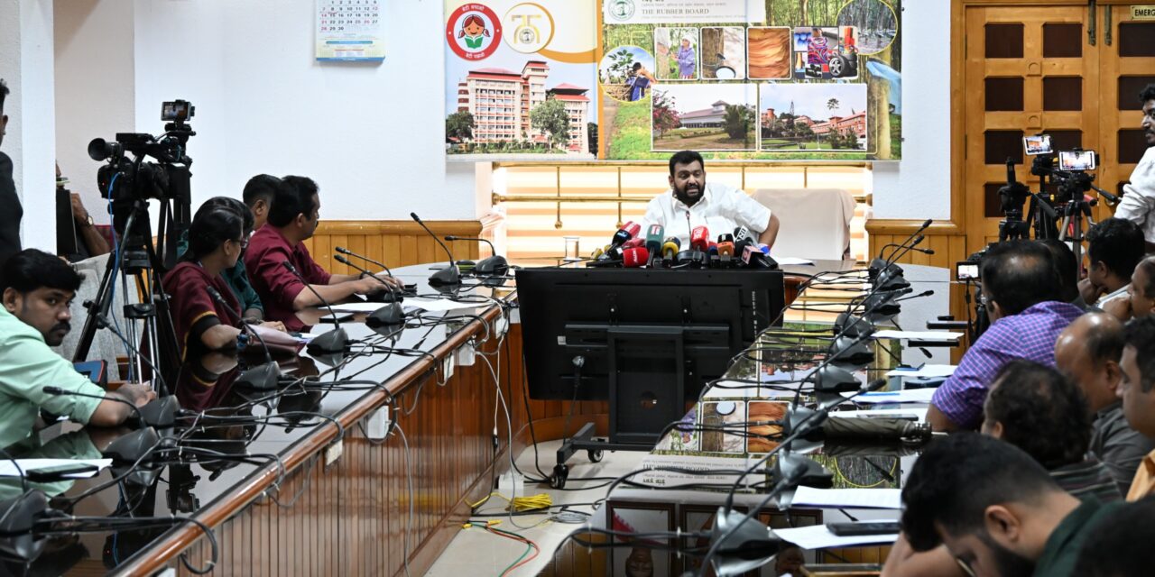 റബർ മേഖലയ്ക്ക് പുതിയ പാക്കേജിനുള്ള രൂപരേഖയുമായി റബ്ബർ ബോർഡ് ചെയർമാൻ എൻ. ഹരി കേന്ദ്രമന്ത്രിയെ കാണുന്നു.ബിജെപി സംസ്ഥാന അധ്യക്ഷൻ രാജീവ് ചന്ദ്രശേഖർക്ക് ഒപ്പം