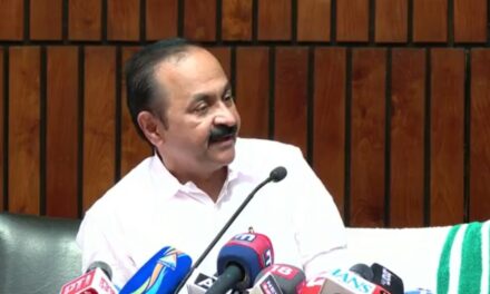 പവർ പോയിൻറ് പ്രസന്റേഷനിലൂടെ കാര്യങ്ങൾ വിശദീകരിച്ച് മുഖ്യമന്ത്രി വി ഡി സതീശൻ