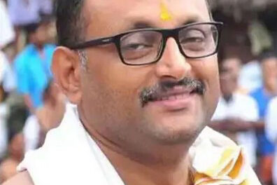 വിവാദം മുറുകി, മുഖ്യമന്ത്രി ഇടപെട്ടു, പ്രദീപ് രാജിവച്ചു