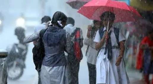 സംസ്ഥാനത്ത് കനത്ത മഴ, രണ്ട് ജില്ലകളിലെ വിദ്യാഭ്യാസ സ്ഥാപനങ്ങള്‍ക്ക് നാളെ അവധി