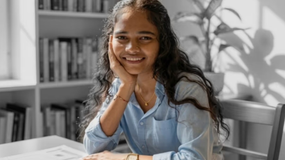 ‘വളയിടൽ തീയതി വരെ കുറിസിച്ചിരുന്നു , നിശ്ചയത്തിന് മുമ്പ് പ്രതിശ്രുത വരൻ പിന്മാറി’; യുവതി ജീവനൊടുക്കിയ സംഭവത്തിൽ പ്രതിശ്രുത വരനെതിരെ ആരോപണവുമായി വീട്ടുകാർ