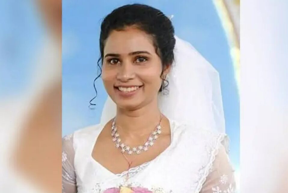 പുതിയ സ്കൂട്ടറിൽ ഡ്രൈവിങ് പഠിക്കാനിറങ്ങി… സമയം കഴിഞ്ഞും നിന്നു : ഇടിമിന്നലേറ്റ് യുവതിക്ക് ദാരുണാന്ത്യം!