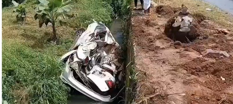 പാലായിൽ   നിയന്ത്രണം വിട്ട കാർ റോഡരികിലെ കൈത്തോട്ടിൽ വീണ് അപകടം.