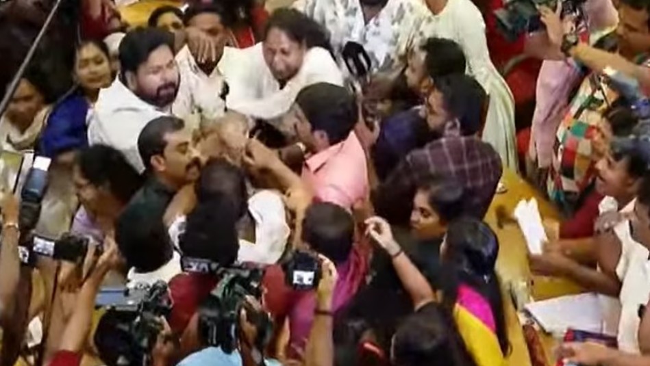 തിരുവനന്തപുരം കോര്‍പ്പറേഷനില്‍ കയ്യാങ്കളി, ബിജെപി-യുഡിഎഫ് അംഗങ്ങള്‍ നേര്‍ക്കുനേര്‍; ഹാജര്‍ രജിസ്റ്ററിനായി പിടിവലി, കയ്യാങ്കളി