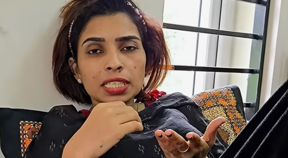 ‘ഉറങ്ങാൻ പോലും പറ്റുന്നില്ല, ഛർദ്ദിയും ശരീരമാകെ വേദനയും, നേരെ ഇരിക്കാൻ വയ്യ : കീമോതെറാപ്പി അനുഭവങ്ങൾ പങ്കി‌ട്ട് രേണു സുധി
