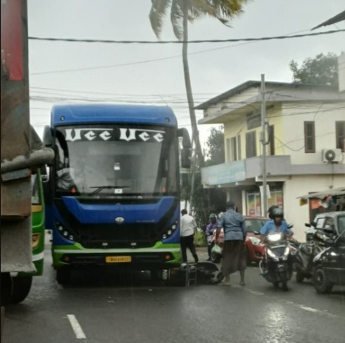 കോട്ടയത്ത്  ബസിനടിയിൽപ്പെട്ട സ്‌കൂട്ടർ യാത്രക്കാരൻ അത്ഭുതകരമായി രക്ഷപ്പെട്ടു