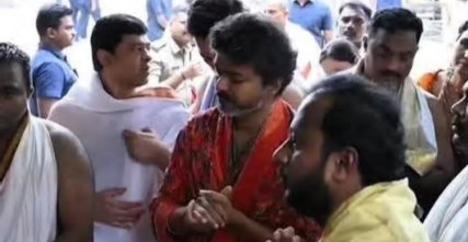 കനത്ത സുരക്ഷയില്‍ കൊല്ലൂര്‍ ദര്‍ശനം നടത്തി വെള്ളിവാള്‍ സമര്‍പ്പിച്ച് തമിഴ്‌നാട് മുഖ്യമന്ത്രി വിജയ്, വഴിയില്‍ കരിങ്കൊടി പ്രതിഷേധം