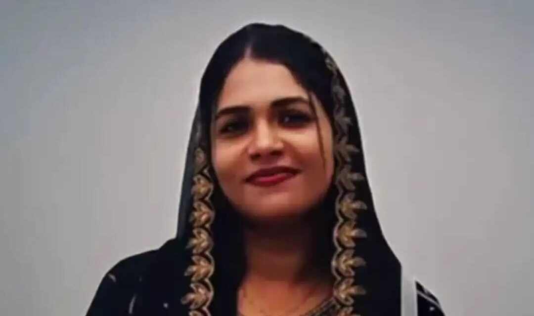 ഭർത്താവുമായി അകന്നു  കഴിഞ്ഞിരുന്ന യുവതിയെ അടൂരിൽ വീട്ടിനുള്ളിൽ മരിച്ച നിലയിൽ കണ്ടെത്തി. ഒപ്പം ഉണ്ടായിരുന്ന യുവാവ് പൊലീസ് കസ്റ്റഡിയിൽ