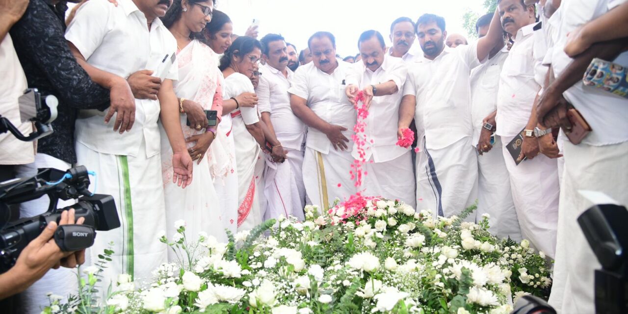 മുൻ മുഖ്യമന്ത്രി ഉമ്മൻചാണ്ടിക്ക് സ്മൃതി പൂക്കൾ അർപ്പിച്ച് മുഖ്യമന്ത്രിയും മന്ത്രിമാരും