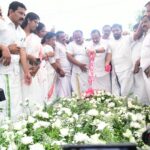 മുൻ മുഖ്യമന്ത്രി ഉമ്മൻചാണ്ടിക്ക് സ്മൃതി പൂക്കൾ അർപ്പിച്ച് മുഖ്യമന്ത്രിയും മന്ത്രിമാരും