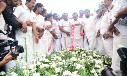 മുൻ മുഖ്യമന്ത്രി ഉമ്മൻചാണ്ടിക്ക് സ്മൃതി പൂക്കൾ അർപ്പിച്ച് മുഖ്യമന്ത്രിയും മന്ത്രിമാരും