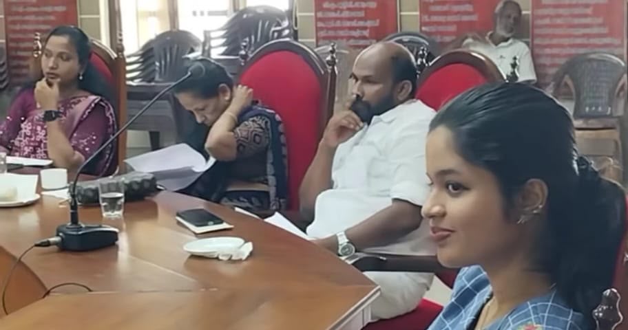 പാലാ നഗരസഭാ ഹാളിൽ നിറകൺചിരിയുമായി ദിയ ബിനു : നേരിടാൻ ബുദ്ധിമുട്ടി പ്രതിപക്ഷവും വിമത കൗൺസിലർമാരും