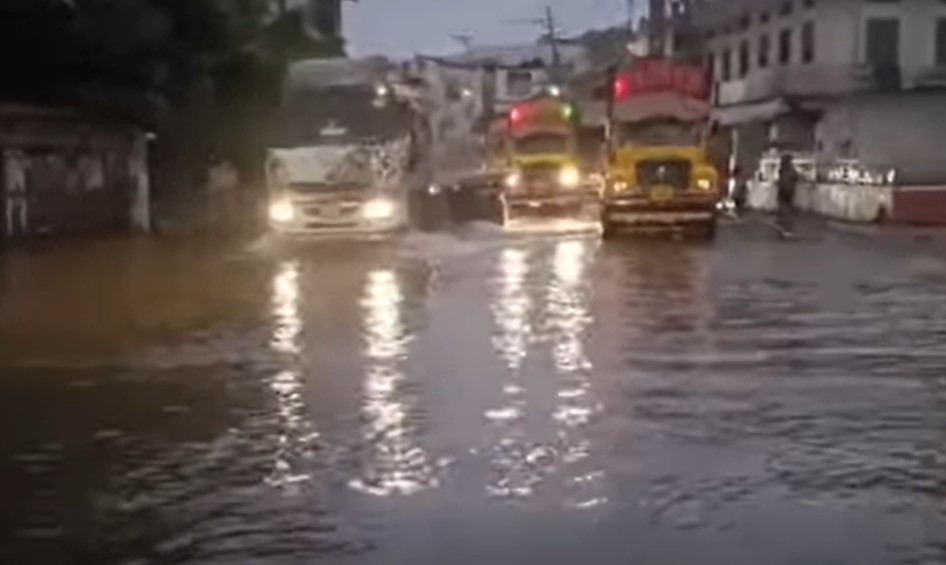 കോട്ടയത്തിന്റെ മലയോര മേഖലകളില്‍ മിന്നല്‍ വെള്ളപ്പൊക്കം, പ്രളയ ഭീതി, പത്തനംതിട്ടയില്‍ ഉരുള്‍പൊട്ടല്‍
