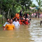 ദുരന്തമുഖത്ത് വെള്ളത്തിൽ ഇറങ്ങി രക്ഷാപ്രവർത്തനങ്ങളുമായി ചാണ്ടി ഉമ്മൻ എംഎൽഎ