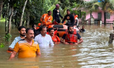 ദുരന്തമുഖത്ത് വെള്ളത്തിൽ ഇറങ്ങി രക്ഷാപ്രവർത്തനങ്ങളുമായി ചാണ്ടി ഉമ്മൻ എംഎൽഎ