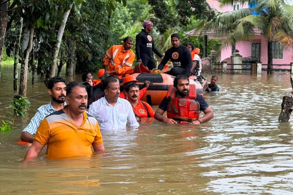 ദുരന്തമുഖത്ത് വെള്ളത്തിൽ ഇറങ്ങി രക്ഷാപ്രവർത്തനങ്ങളുമായി ചാണ്ടി ഉമ്മൻ എംഎൽഎ