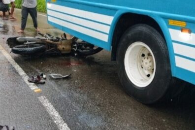 കോട്ടയം മണർകാട് നിയന്ത്രണം വിട്ട ബൈക്ക് റോഡിൽ  തെന്നി സ്വകാര്യ ബസിന് അടിയിലേക്ക് പോയി യുവതിക്ക് ദാരുണാന്ത്യം
