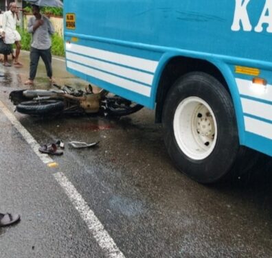 കോട്ടയം മണർകാട് നിയന്ത്രണം വിട്ട ബൈക്ക് റോഡിൽ  തെന്നി സ്വകാര്യ ബസിന് അടിയിലേക്ക് പോയി യുവതിക്ക് ദാരുണാന്ത്യം