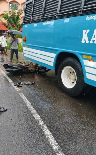 കോട്ടയം മണർകാട് നിയന്ത്രണം വിട്ട ബൈക്ക് റോഡിൽ  തെന്നി സ്വകാര്യ ബസിന് അടിയിലേക്ക് പോയി യുവതിക്ക് ദാരുണാന്ത്യം