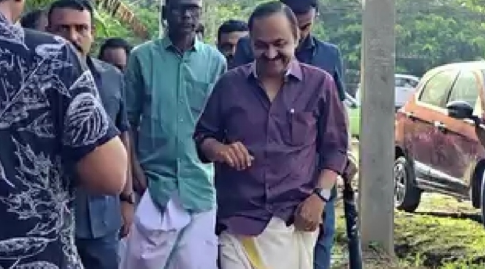 കർക്കടകവാവ് ദിനത്തിൽ ബലിതർപ്പണം നടത്തി മുഖ്യമന്ത്രി വി ഡി സതീശൻ (വീഡിയോ)