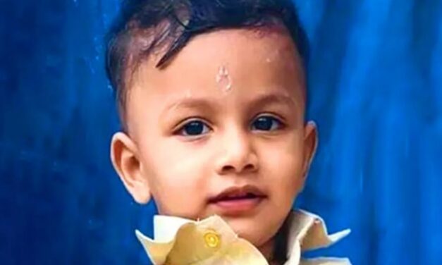 റെയിൽവേ പാളത്തിലേക്ക് മുട്ടിൽ ഇഴഞ്ഞുകയറിയ ഒന്നരവയസുകാരൻ ട്രെയിൻ തട്ടി മരിച്ചു