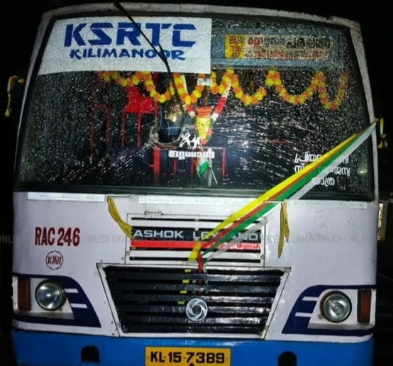 പ്രിയദര്‍ശിനി ബസുകൾക്ക് നേരെ കല്ലേറ്