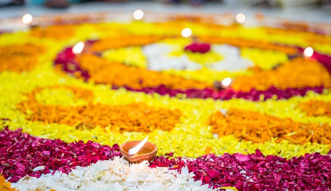 ഇന്ന് അത്തം. പത്താം നാള്‍ തിരുവോണം. മലയാളത്തിന്റെ ഓണാഘോഷത്തിന് ഇന്ന് പൂക്കളമിടുന്നു