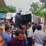 കൂത്താട്ടുകുളത്ത്  വിവാഹസംഘം സഞ്ചരിച്ച  ടൂറിസ്റ്റ് ബസ് മറിഞ്ഞ് 35 യാത്രക്കാർക്ക് പരിക്ക്, 4 പേരുടെ നില ഗുരുതരം
