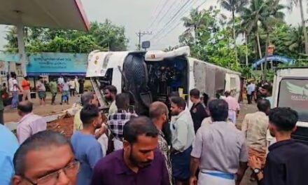 കൂത്താട്ടുകുളത്ത്  വിവാഹസംഘം സഞ്ചരിച്ച  ടൂറിസ്റ്റ് ബസ് മറിഞ്ഞ് 35 യാത്രക്കാർക്ക് പരിക്ക്, 4 പേരുടെ നില ഗുരുതരം