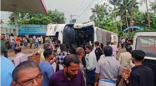 കൂത്താട്ടുകുളത്ത്  വിവാഹസംഘം സഞ്ചരിച്ച  ടൂറിസ്റ്റ് ബസ് മറിഞ്ഞ് 35 യാത്രക്കാർക്ക് പരിക്ക്, 4 പേരുടെ നില ഗുരുതരം