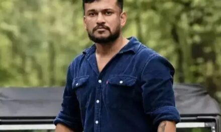 പോലീസ് തിരച്ചിൽ നടത്തുന്നതിനിടെ  വീണ്ടും സോഷ്യൽ മീഡിയ പോസ്റ്റുമായി അ നിഖിൽ പൈലിക്കുംഎംവി ജയരാജനും എതിരെ പോസ്റ്റ്
